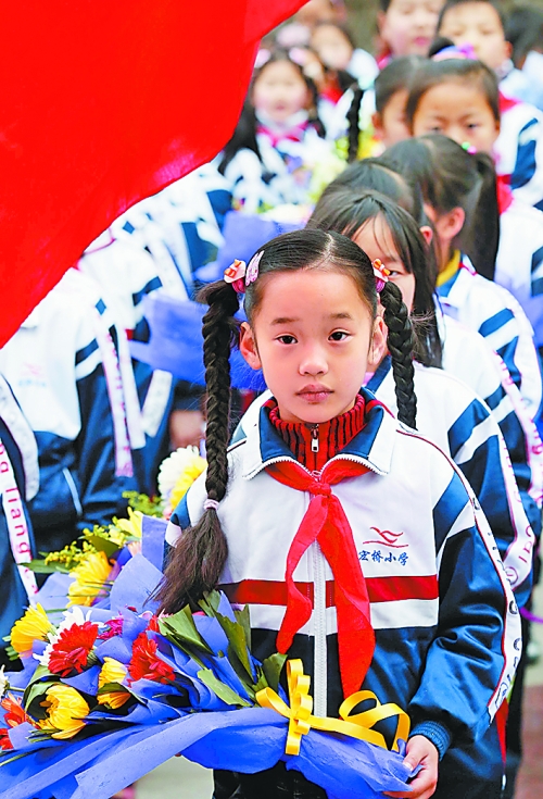 　4月4日,許多小學(xué)生來到新縣鄂豫皖革命烈士紀(jì)念館為烈士掃墓。記者　王天定　攝