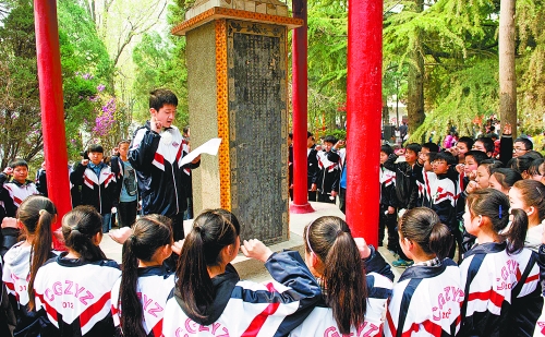 　　4月3日,宜陽縣1000余名師生通過獻(xiàn)花、宣誓、掃墓、讀祭文等形式緬懷革命先烈。 田義偉 攝