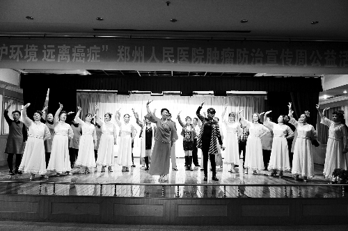 昨日，鄭州人民醫(yī)院舉辦了一臺特殊的晚會，表演的和看表演的大都是癌癥患者 河南商報記者 王春勝/攝　