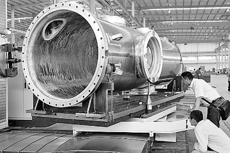 ▲5月6日，河南飛宇實(shí)業(yè)有限公司的技術(shù)人員正在調(diào)試設(shè)備，準(zhǔn)備試生產(chǎn)。