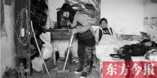 　寧陵縣趙村鄉(xiāng)大楊莊村，16歲的王香浦在打掃家里的衛(wèi)生，床上躺著她的爸爸　