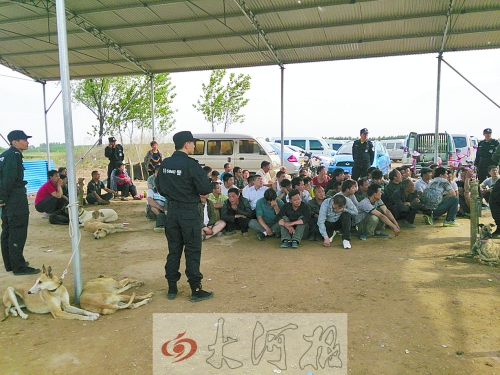 民警突襲賭場，64名涉案人員全部落網(wǎng)。