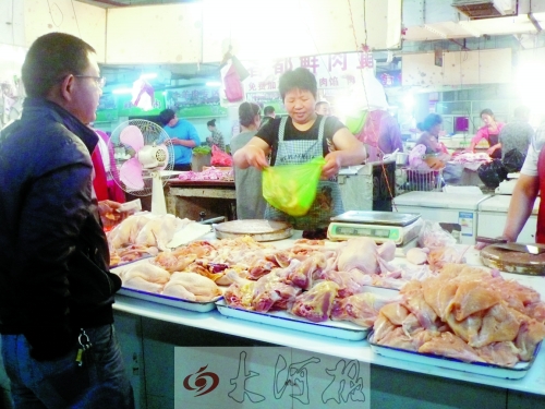 　市民在8號(hào)菜市場(chǎng)購(gòu)買雞肉