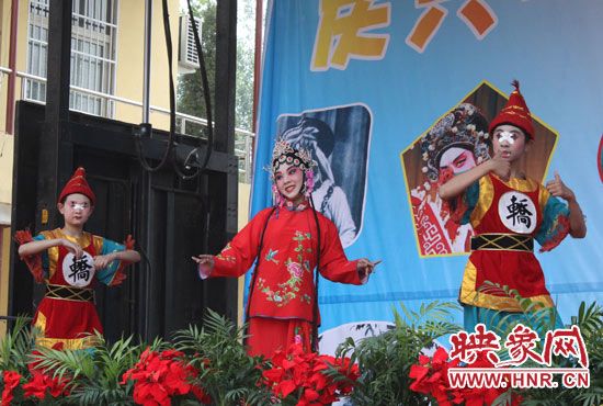 懷山藝術(shù)培訓(xùn)中心的同學(xué)們表演豫劇《抬花轎》 懷山藝術(shù)培訓(xùn)中心的同學(xué)們表演豫劇《抬花轎》