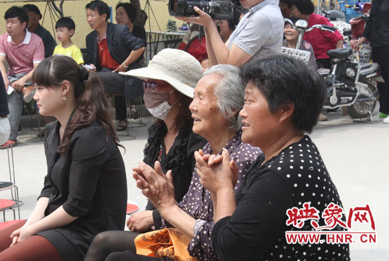 活動(dòng)吸引了十里八鄉(xiāng)的鄉(xiāng)親們前來觀看 活動(dòng)吸引了十里八鄉(xiāng)的鄉(xiāng)親們前來觀看