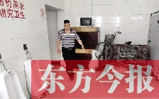 男廁中擺放的電視機(jī)、柜子、自行車等物品