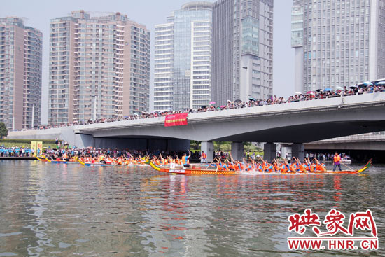6月11日，2013中華軒轅龍舟大賽，在鄭州東區(qū)的如意湖舉行。
