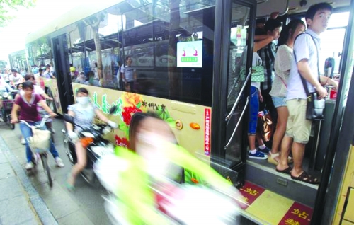 　　7月12日，鄭州市花園路，下班高峰期。