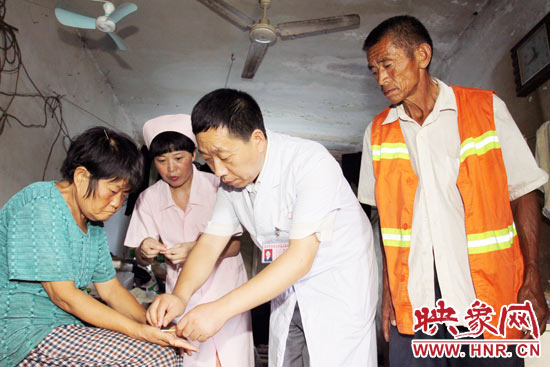鄭州市管城區(qū)人民醫(yī)院院長張彥軍親自為謝秀進(jìn)診斷，并為他們帶去了500多元的治療藥品。
