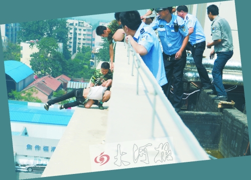 父子鬧矛盾 14歲的兒子要跳樓 父子鬧矛盾 14歲的兒子要跳樓