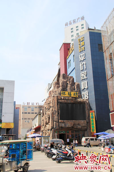 在該酒店一層的入口處，屹立著一座4層樓高的假山，氣勢雄偉。