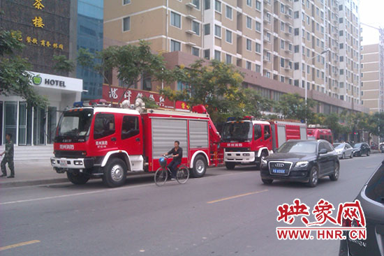 消防隊(duì)員趕來救援 消防隊(duì)員趕來救援