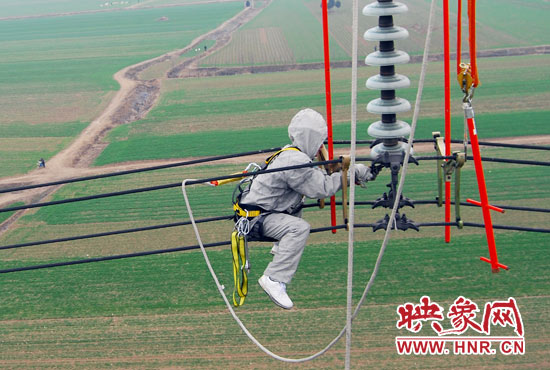 超高壓輸電線是樊建軍工作的主戰(zhàn)場，他現(xiàn)在雖然不經(jīng)常登塔，但在塔下卻并不輕松。