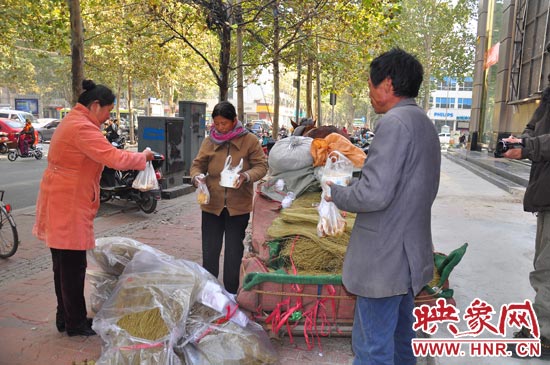 在賣粉條的時(shí)候,還有市民給他們送飯。