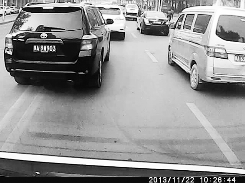 這輛黑色車(chē)輛不避讓執(zhí)行緊急任務(wù)的救護(hù)車(chē)，并壓著雙黃線(xiàn)變更車(chē)道。唐韜/圖