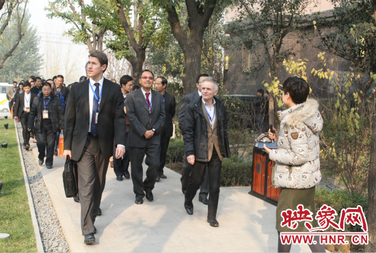 河南鄭州2013服務外包大會的嘉賓們參觀了金水科教園區(qū)和河南外包產(chǎn)業(yè)園并留下了深刻的印象。