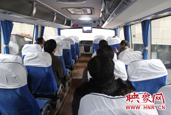 大巴車內(nèi)均在播放著這部以農(nóng)民工討薪為題材的微電影。
