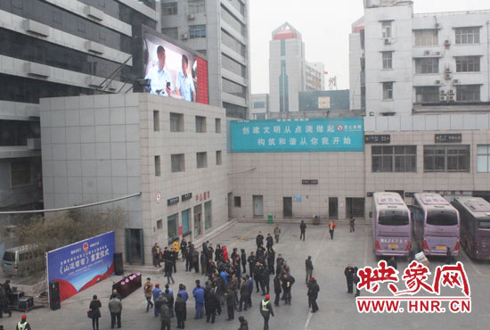 大巴車內(nèi)均在播放著這部以農(nóng)民工討薪為題材的微電影。
