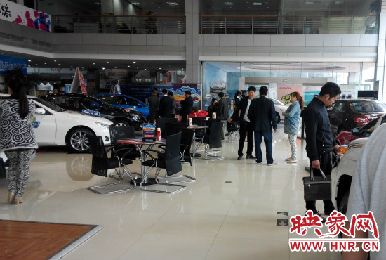 一大早來到4S店選車的顧客絡繹不絕。