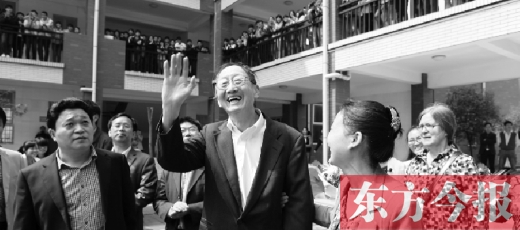 4月23日上午，崔琦偕夫人參觀寶豐一高