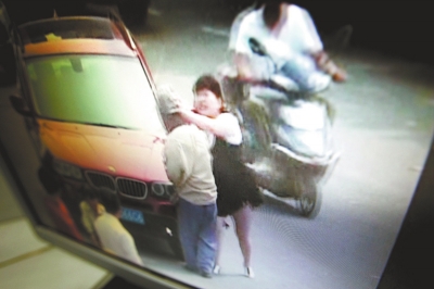 寶馬女因停車費糾紛毆打6旬老人 事后發(fā)毒誓稱沒打人 寶馬女因停車費糾紛毆打6旬老人 事后發(fā)毒誓稱沒打人