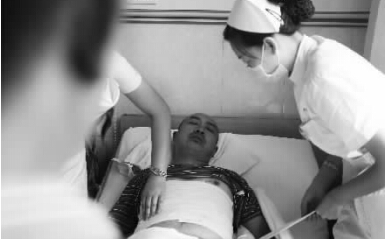 昨天，鄭州市第一人民醫(yī)院，被打傷的鄭州管城區(qū)執(zhí)法隊(duì)員唐建偉在接受治療。
