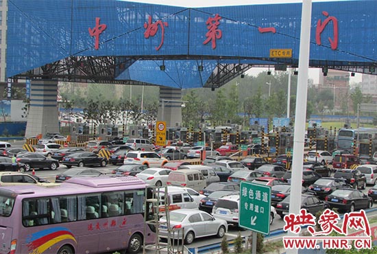 鄭州機場收費站口（中州第一門）車輛排隊擁堵情況嚴重。