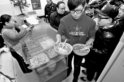 　　上圖2013年年初，很多鄭州市民光臨李剛的面館，掀起“全城吃面”熱潮。CFP供圖