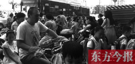 9月4日下午，文化路一小附近，大批陪讀家長接孩子。