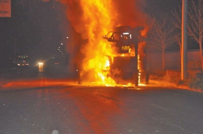 火勢(shì)異常兇猛,消防官兵都無(wú)法靠近。