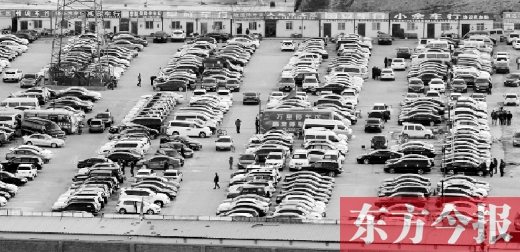 鄭州市文化路北段一個二手車交易市場，停放著密集的二手車