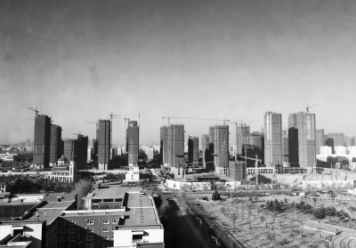 在鄭州市同一地點拍攝的照片，下為1月1日晴朗天氣，上為1月5日霧霾天氣。（拼接圖片）