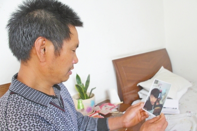 46歲的山村農(nóng)民祁振崗在失去兒子的同時(shí)，又陷入了“沒(méi)錢(qián)帶兒子回家”的揪心之痛中。