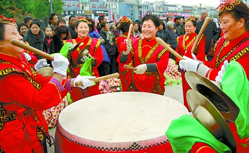 11月15日，鄧州廣大干部群眾載歌載舞慶祝黨的十八大勝利閉幕。