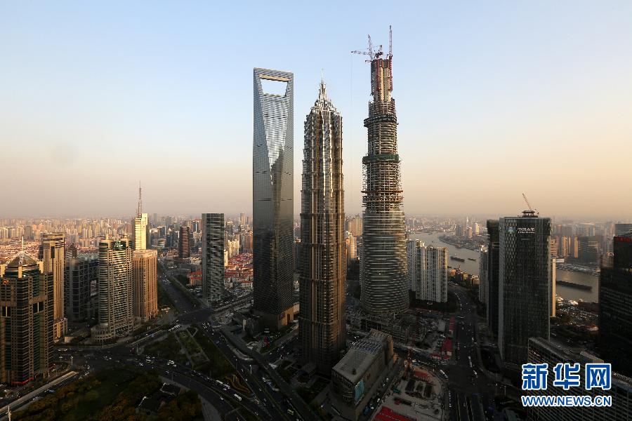 這是4月10日拍攝的上海陸家嘴，右側(cè)建設(shè)中的超高層建筑為上海中心大廈。