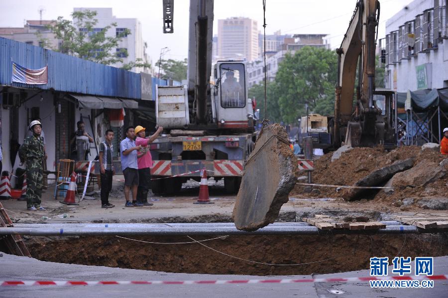 5月21日，在廣東省深圳市龍崗區(qū)橫崗街道紅棉二路華茂工業(yè)園路面塌陷處，救援人員在現(xiàn)場救援。