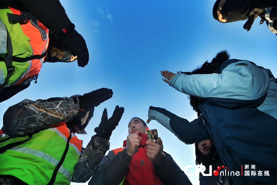 2012年12月23日，北京靈山，救援人員在積雪四十厘米多的山上搜救。
