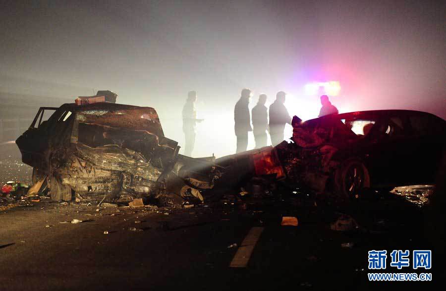 2013年1月9日，合肥，事故現(xiàn)場(chǎng)，兩輛受損車輛已經(jīng)全部變形