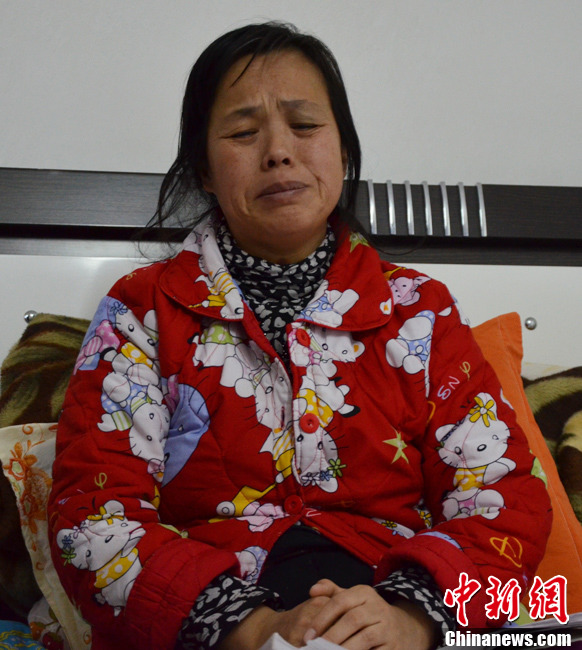 近日，記者在伊春市帶嶺區(qū)職工醫(yī)院廢棄太平間內看到了陳慶霞，當向記者講訴其兒子走失時，泣不成聲。