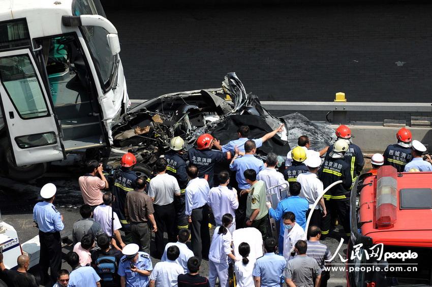 北京大客車(chē)追尾碾壓奧迪司機(jī)被困車(chē)中。