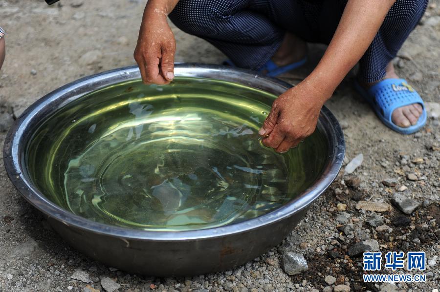 地下水成“綠茶”　污染二十多年該誰(shuí)治？