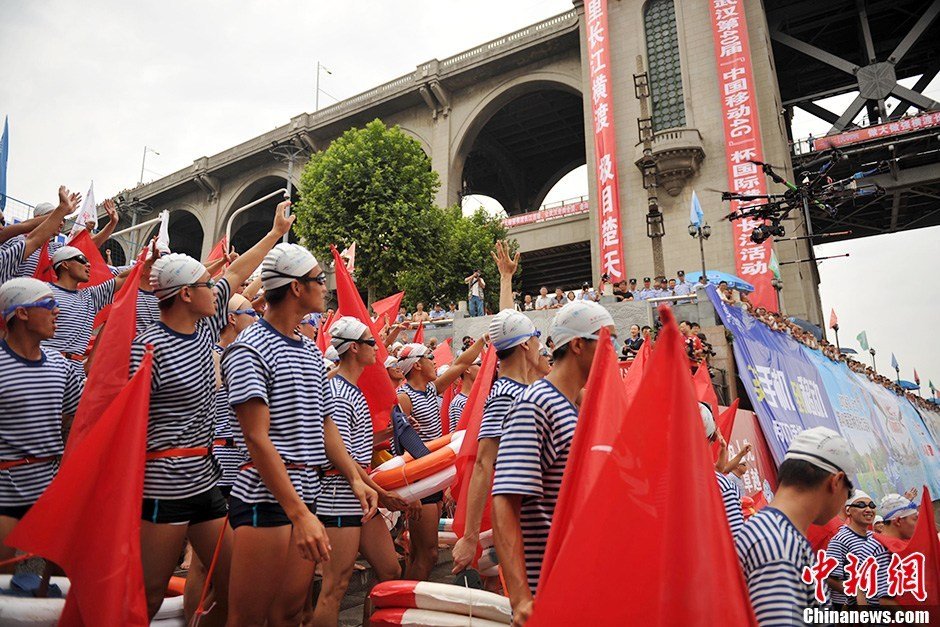 圖為28個(gè)橫渡方隊(duì)依次下水橫渡長(zhǎng)江。中新社發(fā) 張暢 攝