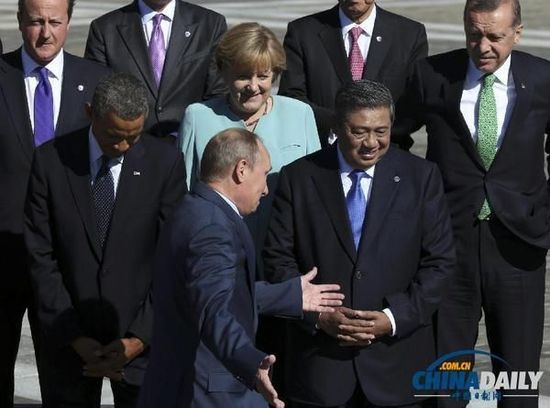 奧巴馬低頭不看普京，普京也閉眼做鬼臉并攤手表無奈。