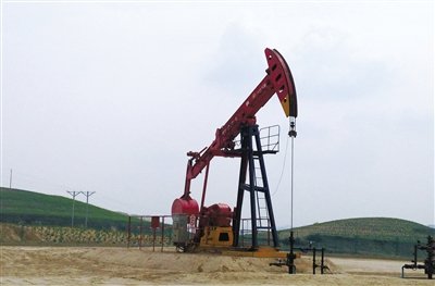 長慶油田標準化井場，位于定邊縣新安邊鎮(zhèn)店子坪村黃土高原上。