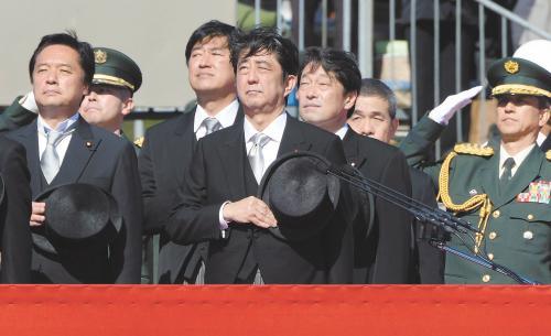 　27日上午，日本首相安倍晉三在琦玉縣的自衛(wèi)隊(duì)朝霞訓(xùn)練場(chǎng)出席陸上自衛(wèi)隊(duì)年度閱兵式