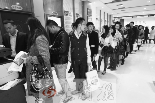 昨天,除復(fù)印材料處有新人排隊(duì)外,金水區(qū)民政局婚姻登記處大廳內(nèi)處未見新人排隊(duì)的火爆場景。