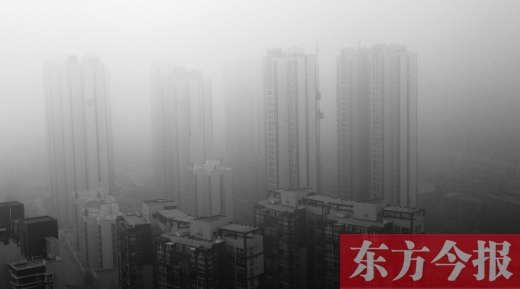 昨天早上，鄭州氣象臺發(fā)布大霧紅色預(yù)警，在霧霾籠罩下，鄭州市區(qū)的高樓大廈隱約可見