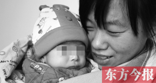鄭州兒童福利院工作人員，小心地照看著一名體型瘦小的棄嬰