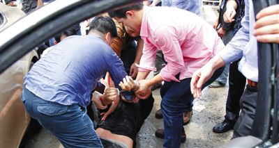 昨日，警方和市民們一起砸窗將肇事者控制。當(dāng)日，福州閩侯縣，一名男子駕駛小車在青口鎮(zhèn)奔馳大道附近撞人后逃逸，事故致7人死亡，12人受傷。圖/CFP