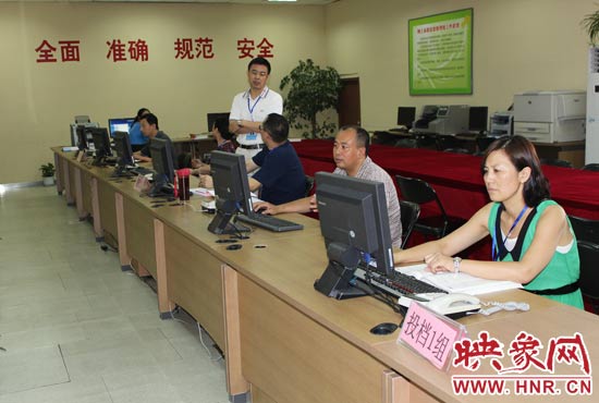 今年我省高招錄取工作正在平穩(wěn)正常開(kāi)展，圖為投檔組工作人員。